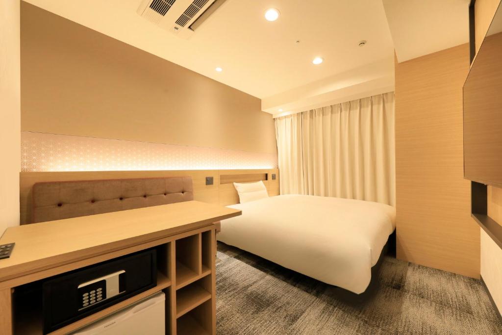 Postel nebo postele na pokoji v ubytování Via Inn Prime Akasaka