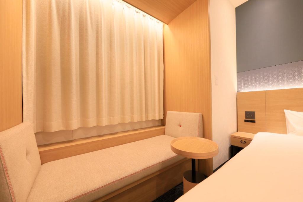 Postel nebo postele na pokoji v ubytování Via Inn Prime Akasaka