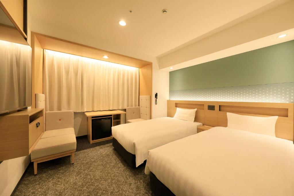Postel nebo postele na pokoji v ubytování Via Inn Prime Akasaka
