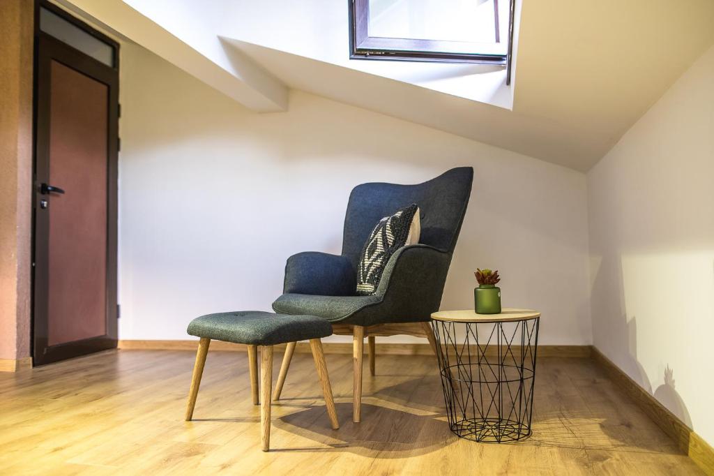 Posezení v ubytování Deluxe Central Rooms