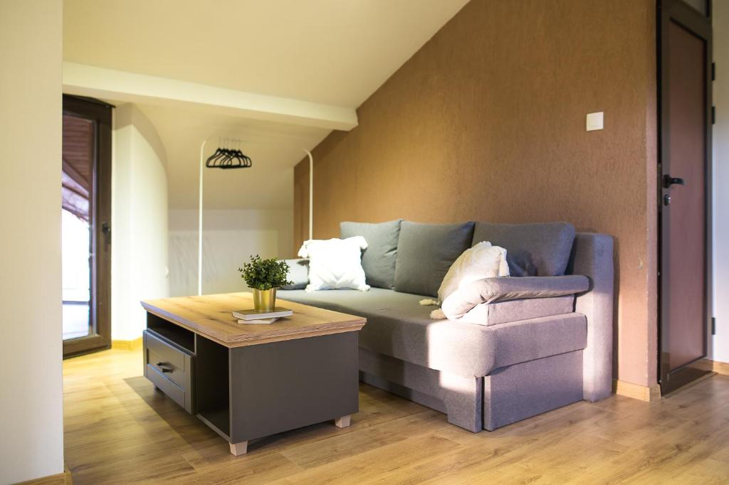 Posezení v ubytování Deluxe Central Rooms