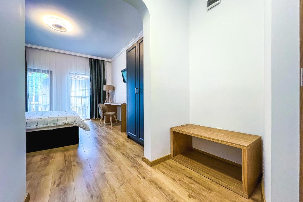 Postel nebo postele na pokoji v ubytování Deluxe Central Rooms