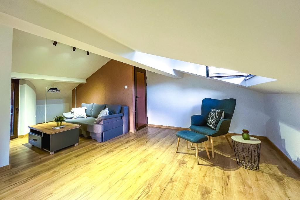 Posezení v ubytování Deluxe Central Rooms