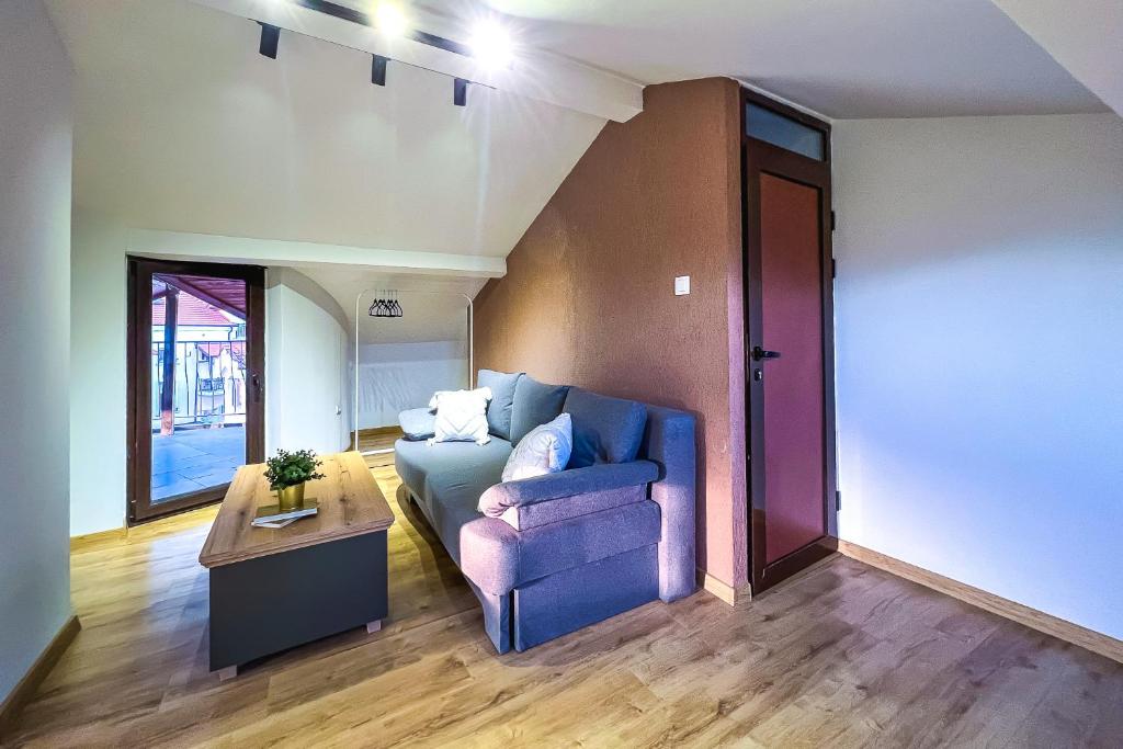 Posezení v ubytování Deluxe Central Rooms