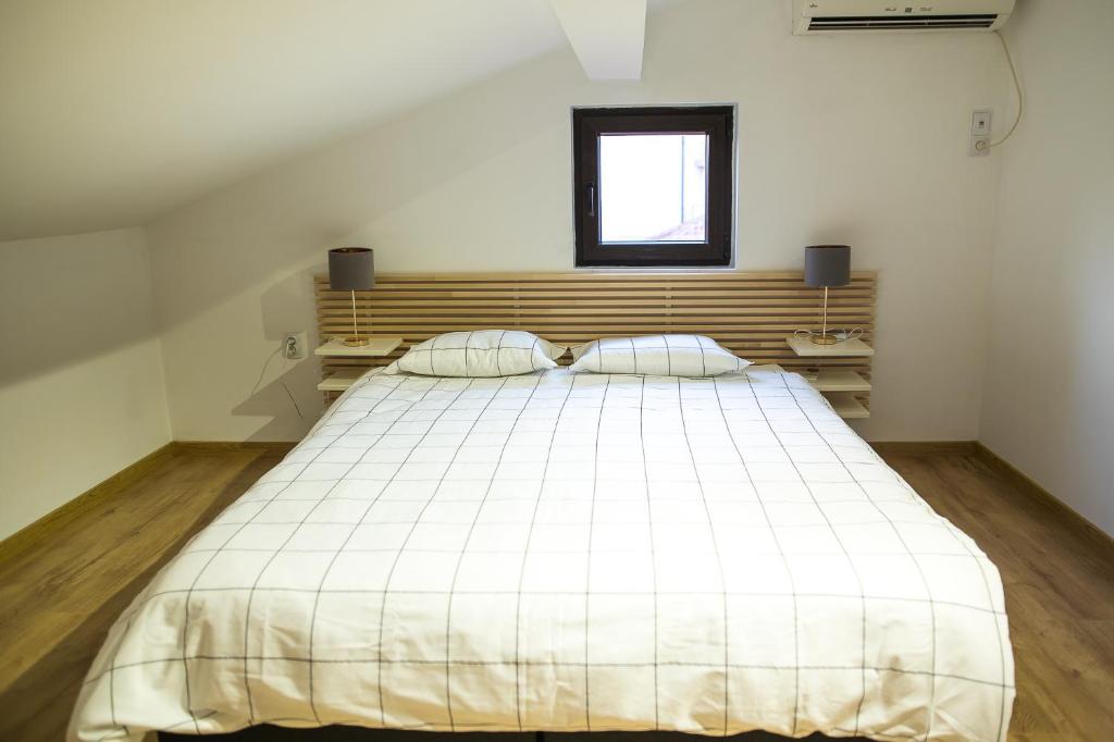 Postel nebo postele na pokoji v ubytování Deluxe Central Rooms