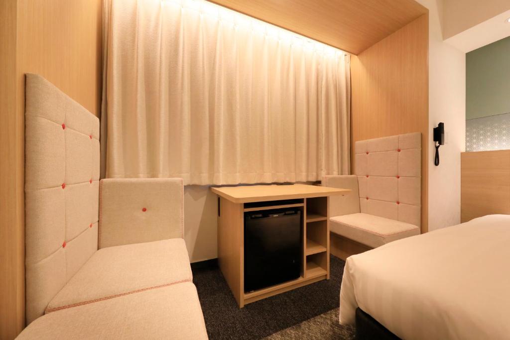 Postel nebo postele na pokoji v ubytování Via Inn Prime Akasaka