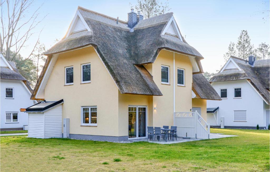 een groot wit huis met een rieten dak bij Reetdachhaus 27 Auf Usedom in Kutzow