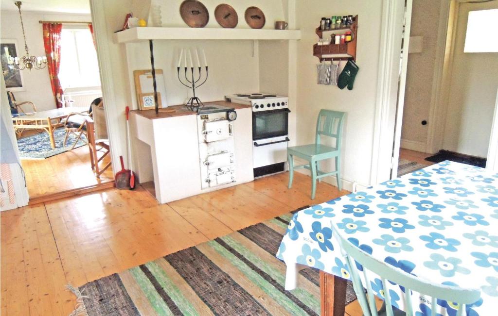 Kuchyň nebo kuchyňský kout v ubytování Gorgeous Home In Bodafors With Kitchen