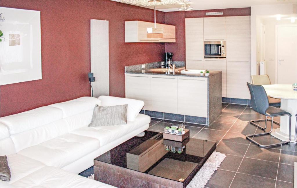 sala de estar con sofá blanco y cocina en Residentie Infinity Iii-ref 45 en Ostende