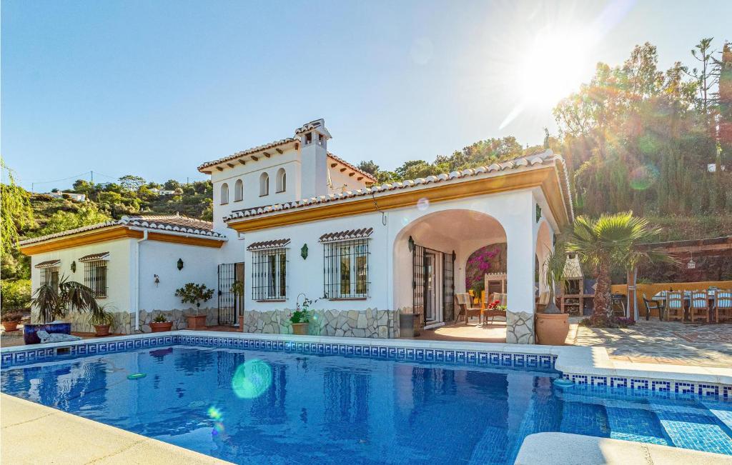 Villa con piscina frente a una casa en Awesome Home In Cmpeta With Wifi, en Cómpeta