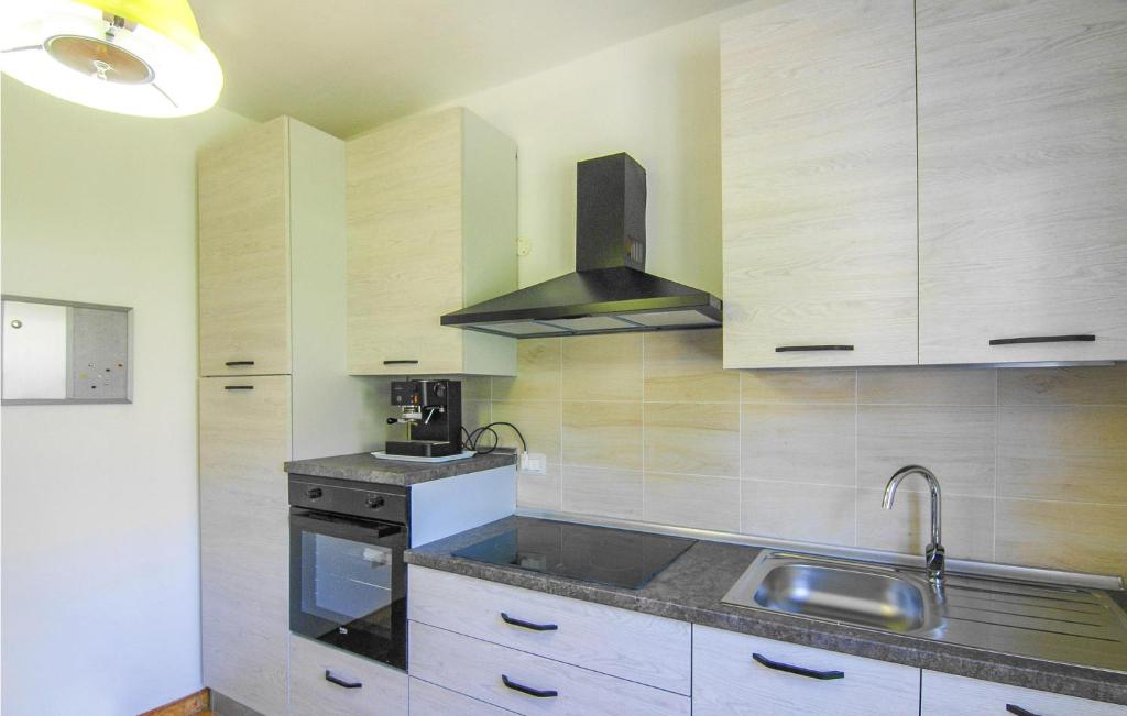 Kuchyňa alebo kuchynka v ubytovaní Beautiful Apartment In Magliano