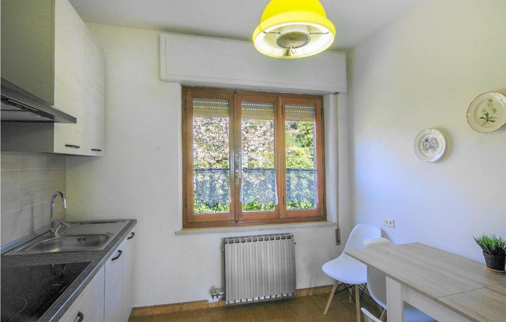 Kuchyňa alebo kuchynka v ubytovaní Beautiful Apartment In Magliano