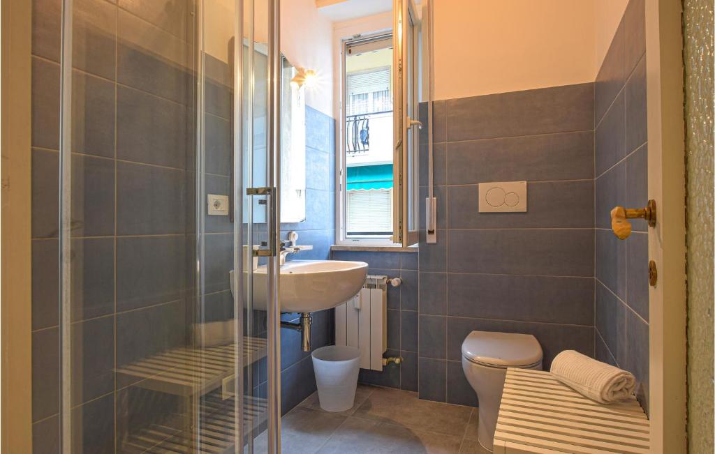Kúpeľňa v ubytovaní 2 Bedroom Lovely Apartment In Chiavari