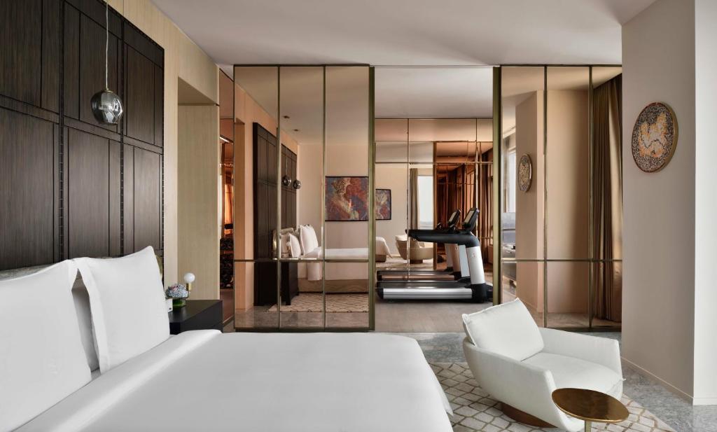 Posezení v ubytování Four Seasons Hotel Bengaluru at Embassy ONE