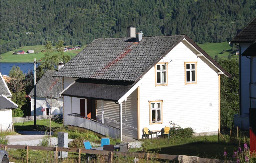 a white house with a black roof at Nice Apartment In Vossestrand With 2 Bedrooms And Wifi in Øyjordi