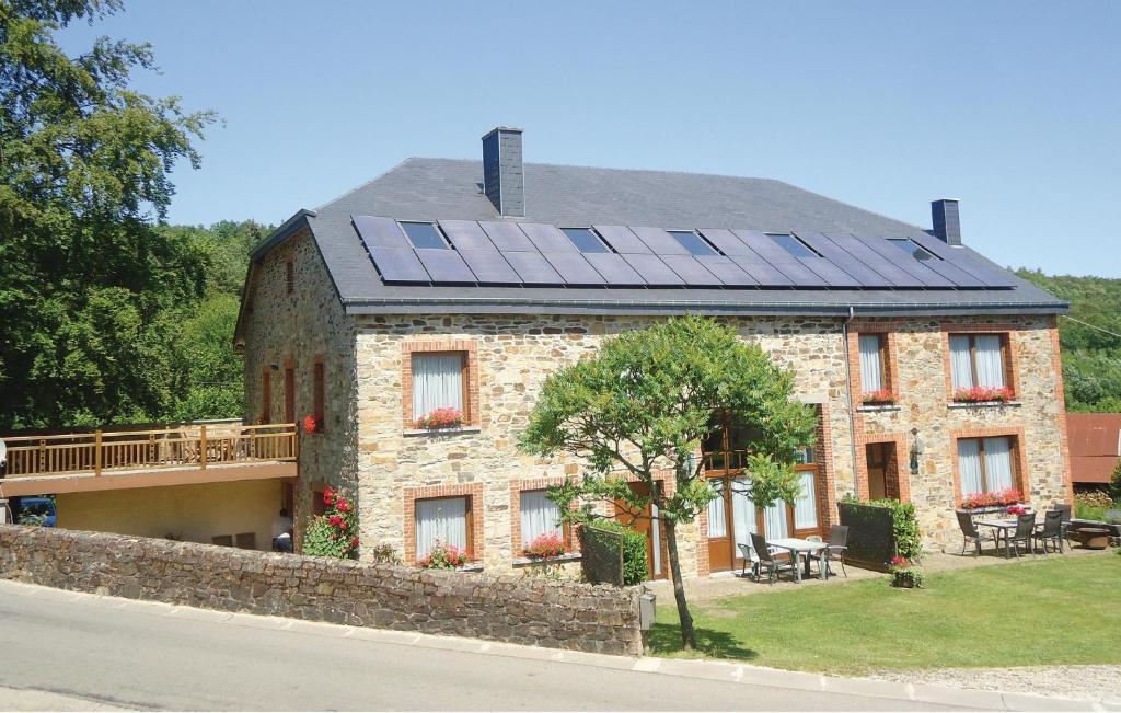 a building with solar panels on top of it at Appartement B - On Lecurie in Haut-Fays