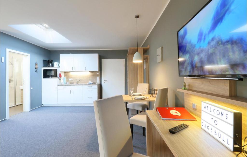 sala de estar con TV grande y cocina en Cozy Apartment In Dagebll With Wifi, en Dagebüll