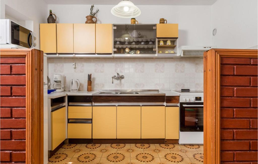 Kuchyňa alebo kuchynka v ubytovaní Amazing Apartment In Sveti Juraj