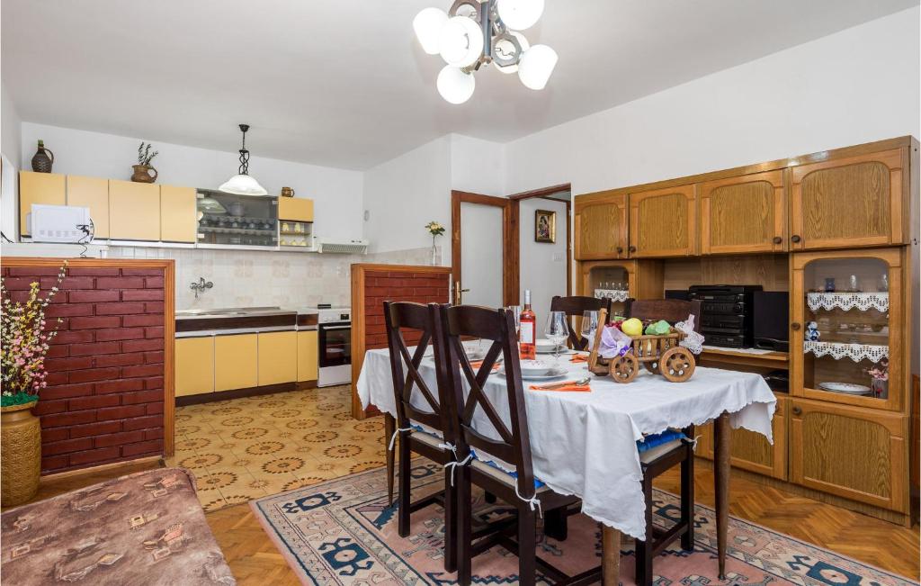 Kuchyňa alebo kuchynka v ubytovaní Amazing Apartment In Sveti Juraj