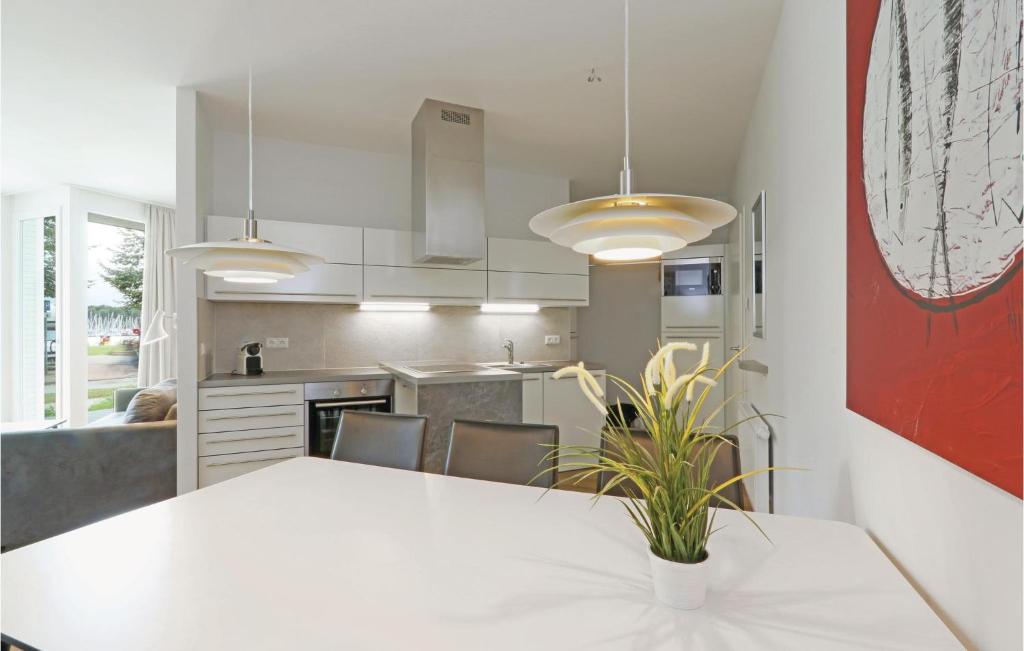 een keuken en eetkamer met een witte tafel en stoelen bij Awesome Apartment In Lbeck Travemnde With House Sea View in Travemünde