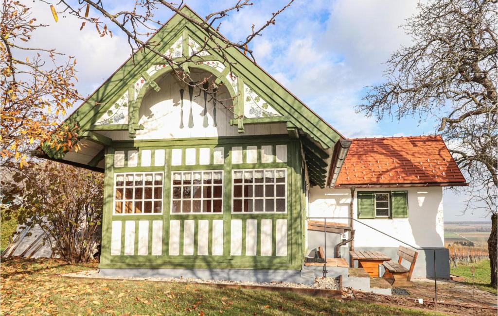 une petite maison verte et blanche avec un toit rouge dans l'établissement Kellerstoeckl Suedburgenland, à Eisenberg an der Pinka