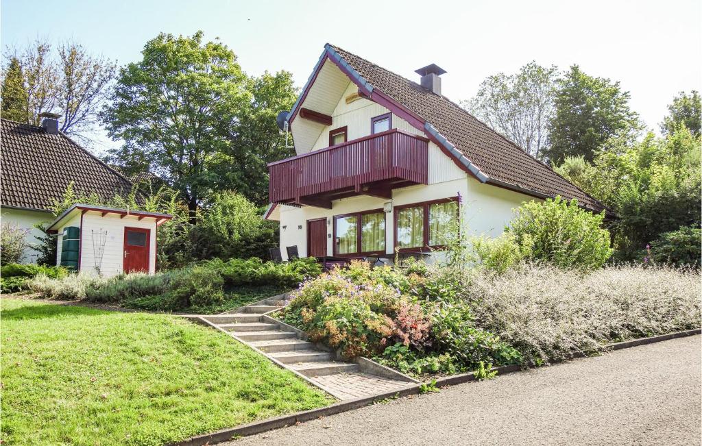 Ferienhaus 98 In Kirchheim في كيرشهيم: بيت فيه بلكونه جانبيه