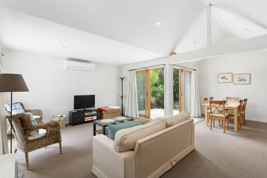 Castalia, Apollo Bay (updated prices 2024)