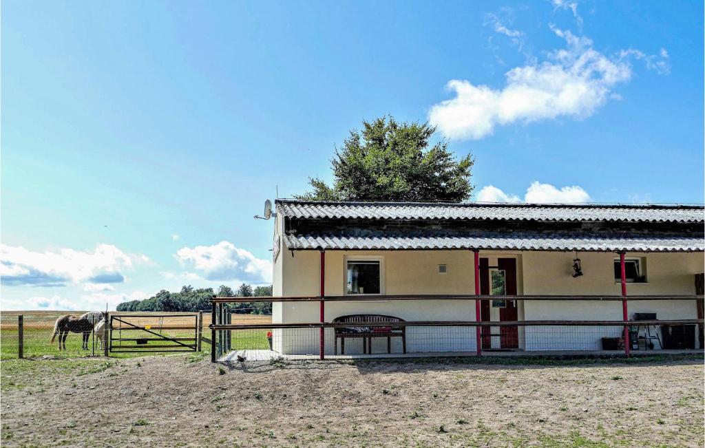 een gebouw in een veld met een paard erachter bij Das Zechenhaus in Dankerode