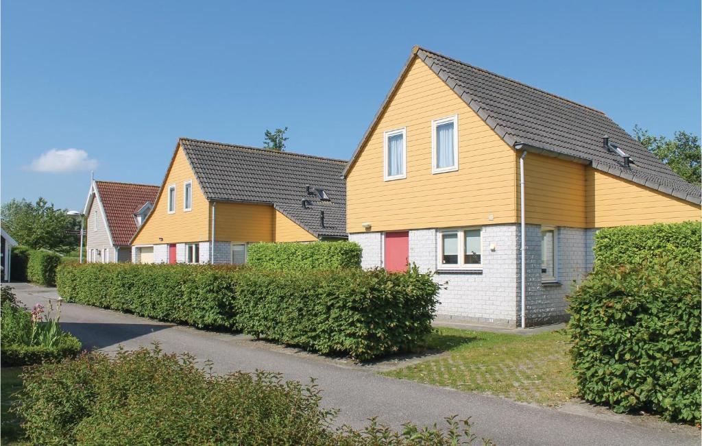 een rij huizen in een woonwijk bij Pet Friendly Home In Wemeldinge With Sauna in Wemeldinge