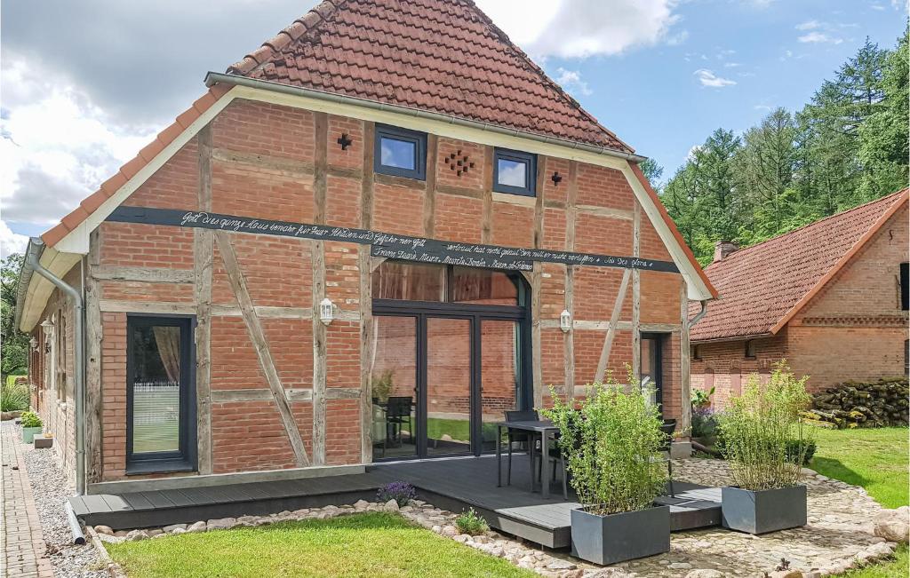 een groot bakstenen huis met een groot raam bij Wendischer Hof in Wendisch Evern