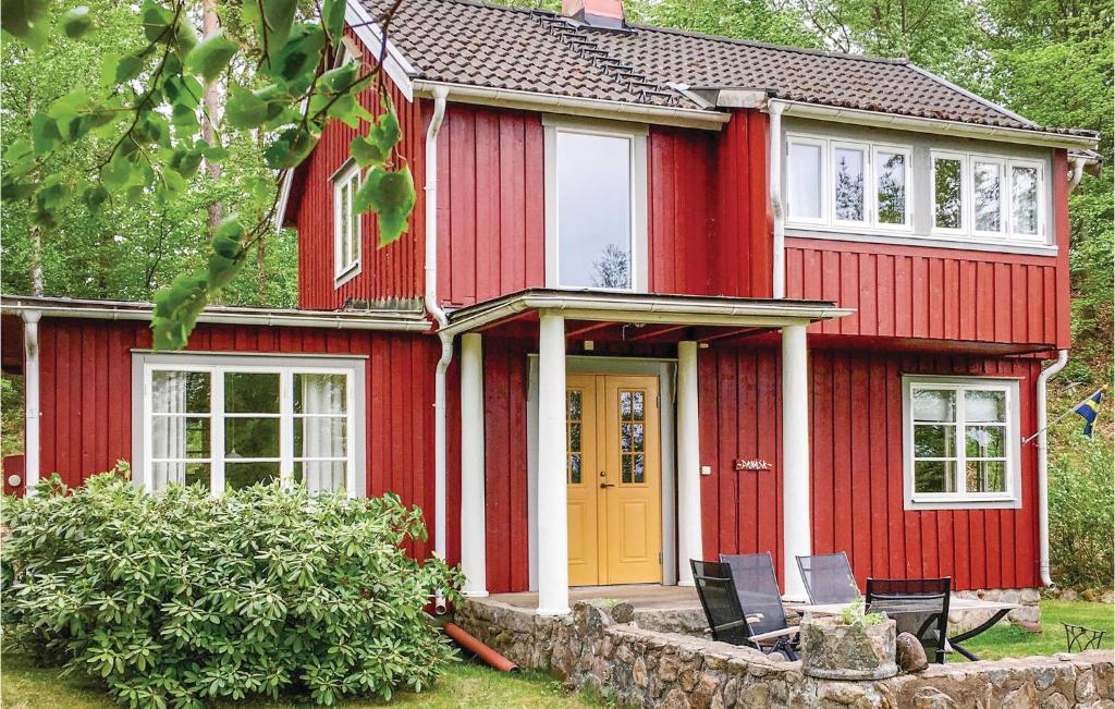 StenbrohultにあるHoliday Home Sällhult Älmhultの赤い家