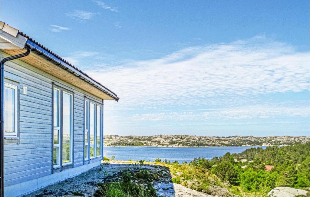 dom z widokiem na zbiornik wodny w obiekcie Gorgeous Home In Fitjar With House Sea View w mieście Fitjar