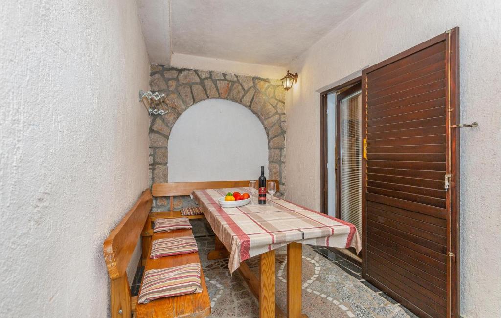 Postel nebo postele na pokoji v ubytování 3 Bedroom Stunning Home In Omisalj