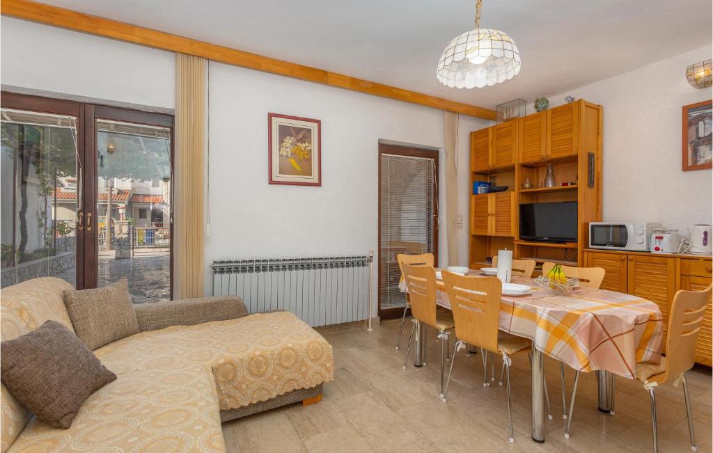 TV a/nebo společenská místnost v ubytování 3 Bedroom Stunning Home In Omisalj