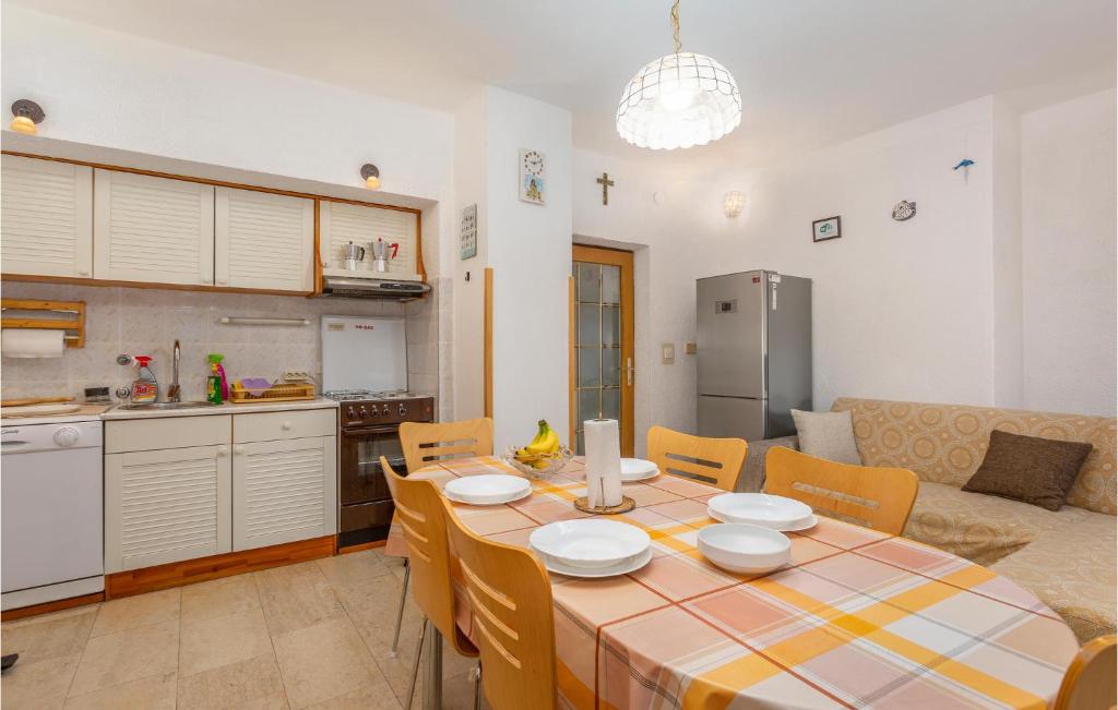 Kuchyň nebo kuchyňský kout v ubytování 3 Bedroom Stunning Home In Omisalj
