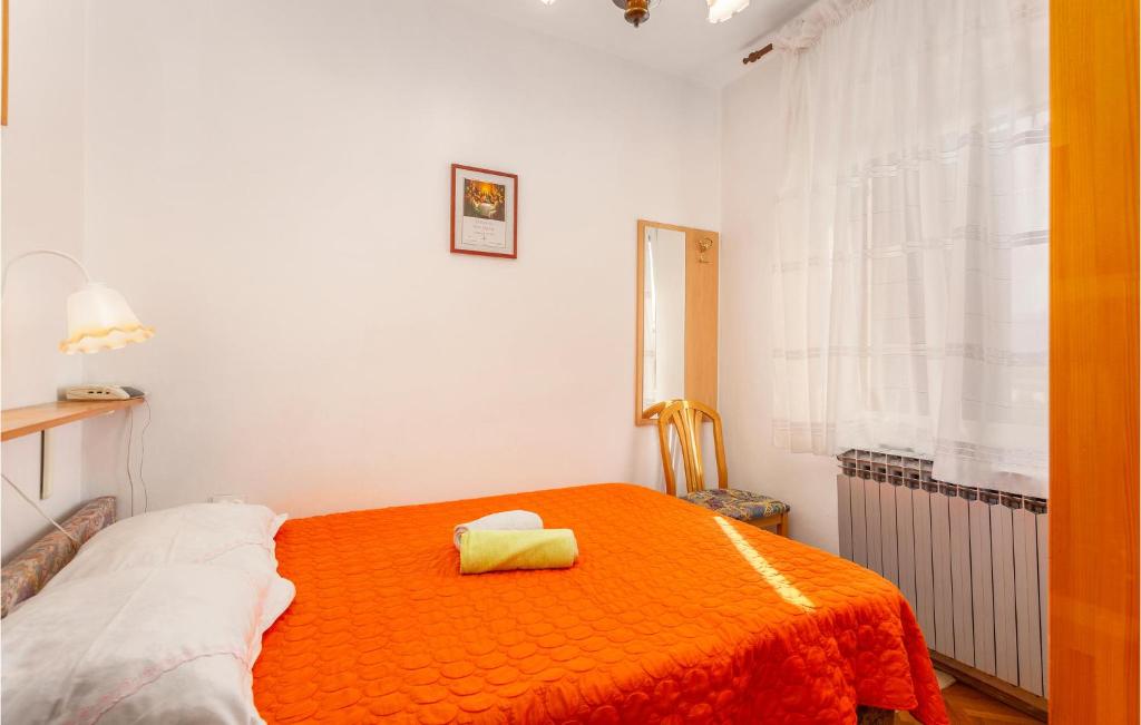 Postel nebo postele na pokoji v ubytování 3 Bedroom Stunning Home In Omisalj