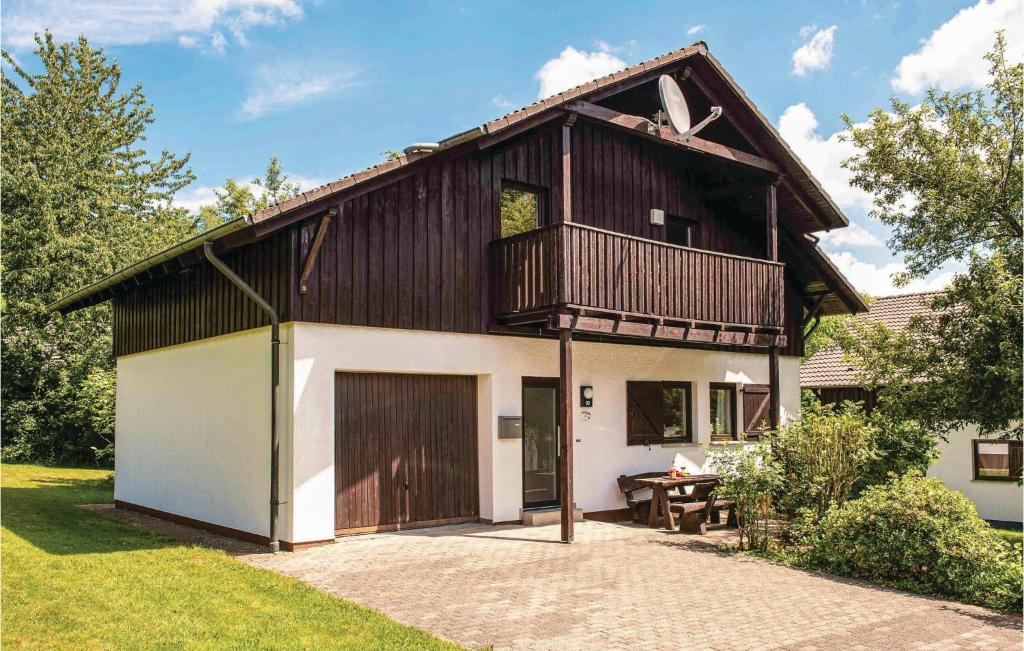 een huis met een gambrel dak en een garage bij Ferienhaus 19 In Thalfang in Thalfang