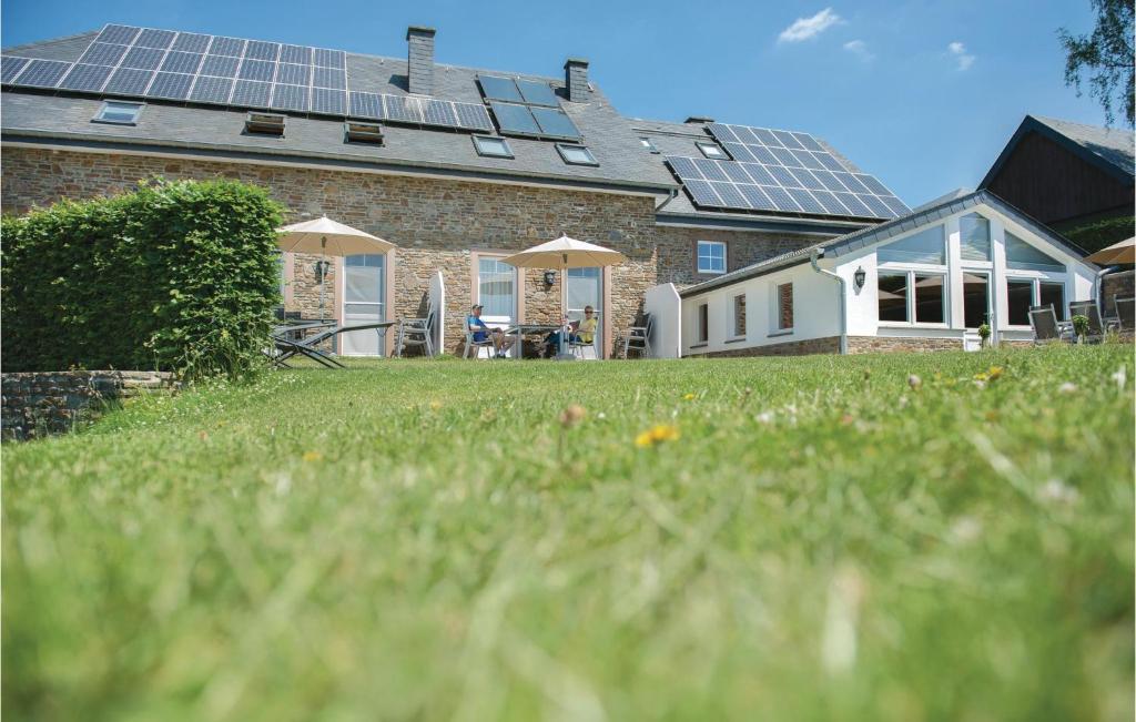 una casa con paneles solares en el techo en Haus Engel-gabriel en Steffeshausen