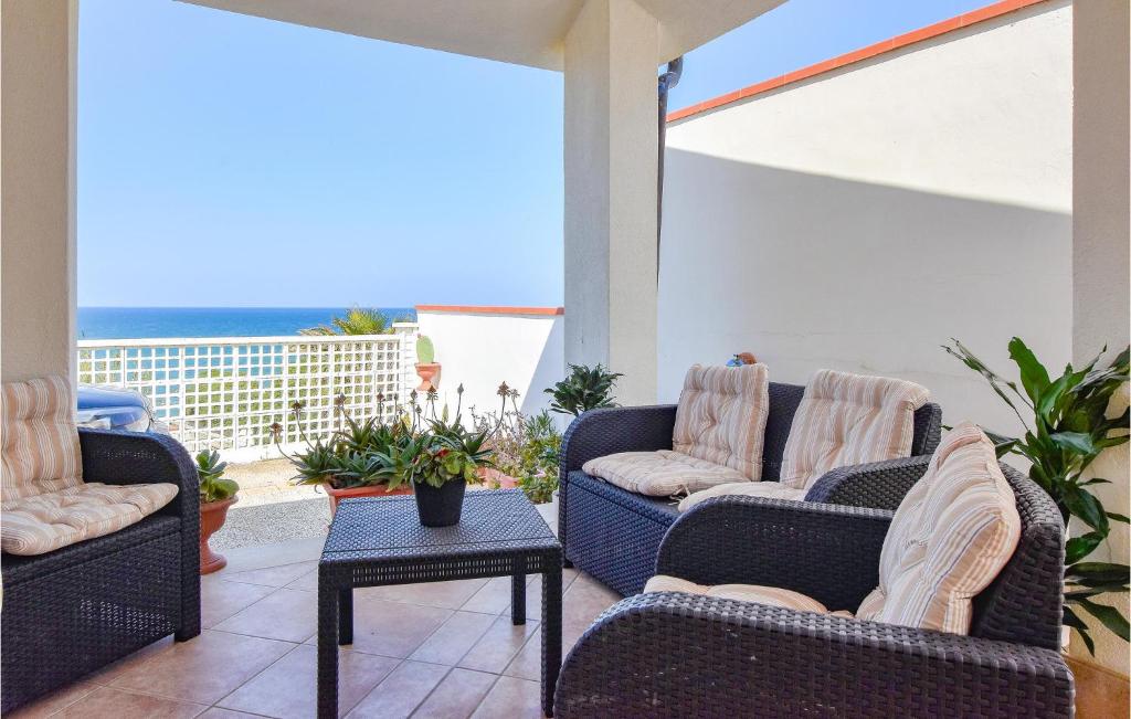 un patio con 2 sillas y una mesa en el balcón en Villa Shabikella Beach, en Trappeto