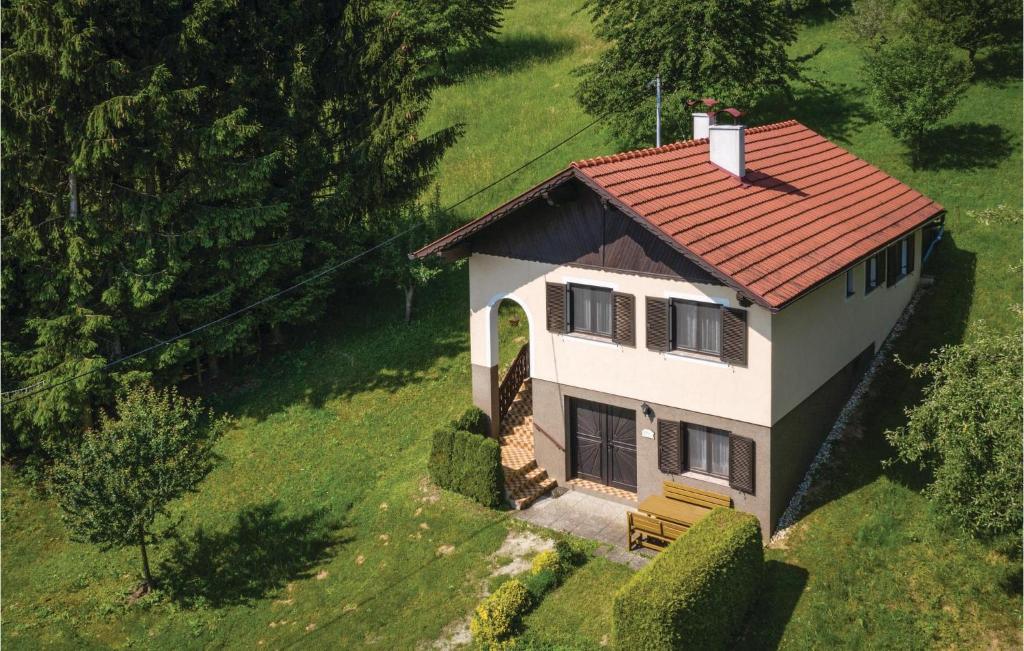 ein kleines weißes Haus mit rotem Dach in der Unterkunft Stunning Home In Moschendorf With 1 Bedrooms in Moschendorf