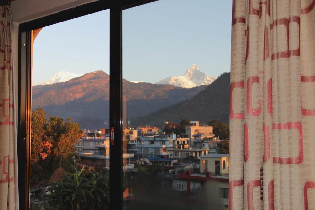 Ein allgemeiner Bergblick oder ein Berglick von des Hotels aus