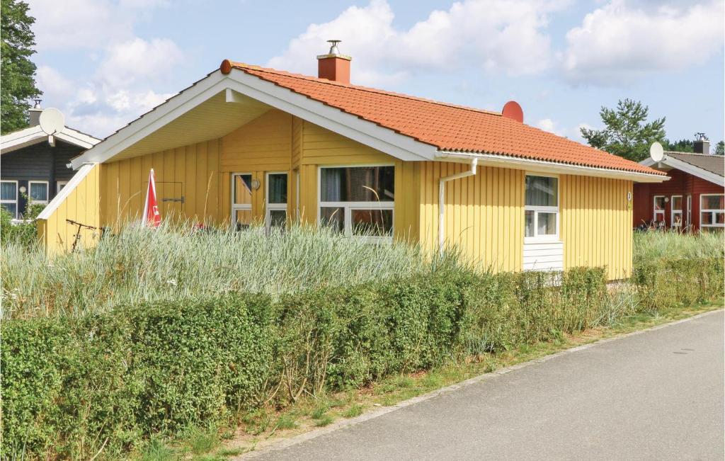 プリヴァルにあるFrische Brise 3 - Dorf 2の黄色の家