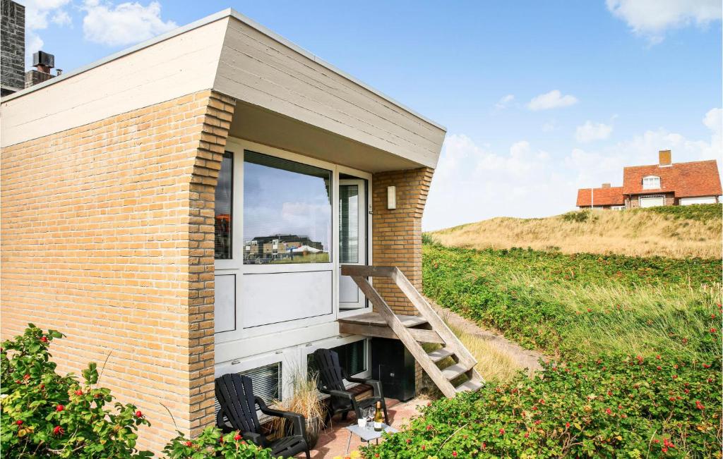 Casa de ladrillo con balcón y ventana en Sandbanks en Bergen aan Zee