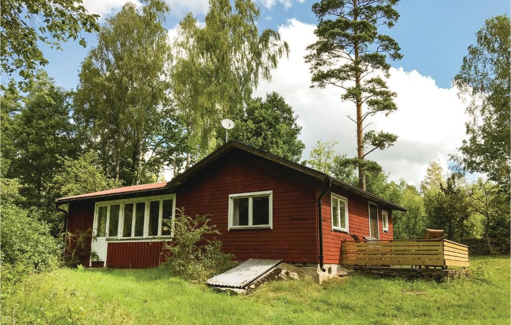 a small house in the middle of a field at Beautiful Home In Brkne Hoby With 2 Bedrooms in Smedamåla