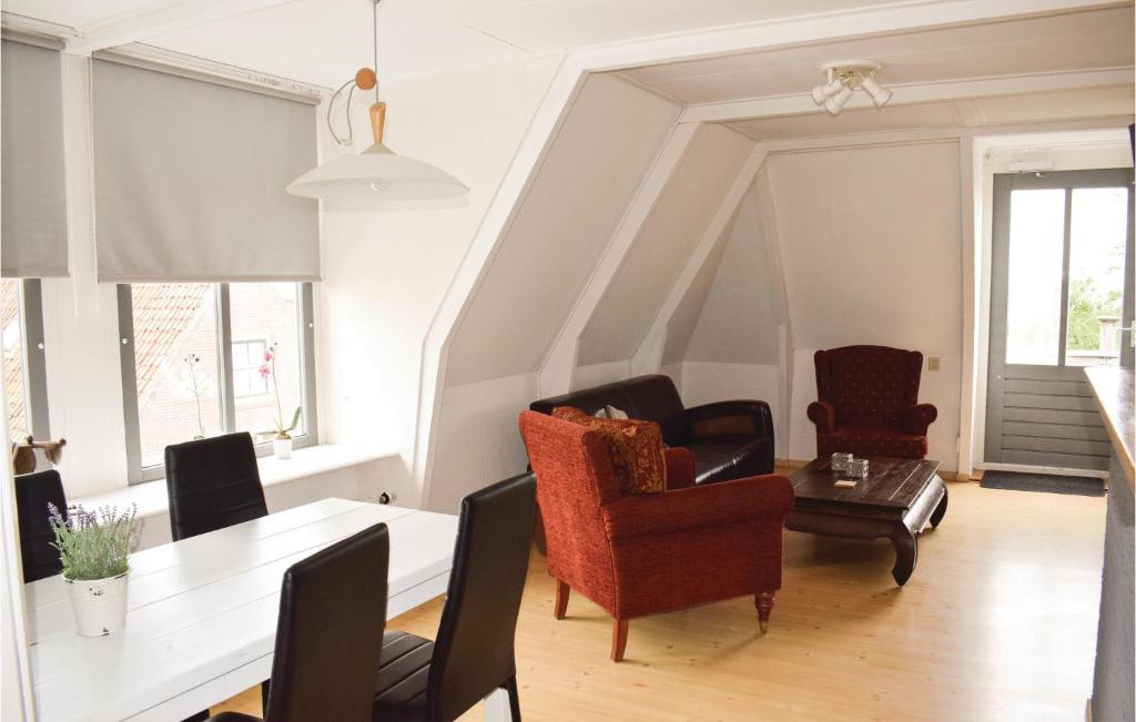 ein Wohnzimmer mit einem Esstisch und Stühlen in der Unterkunft De Eekhof - Appartement 9 in Hindeloopen