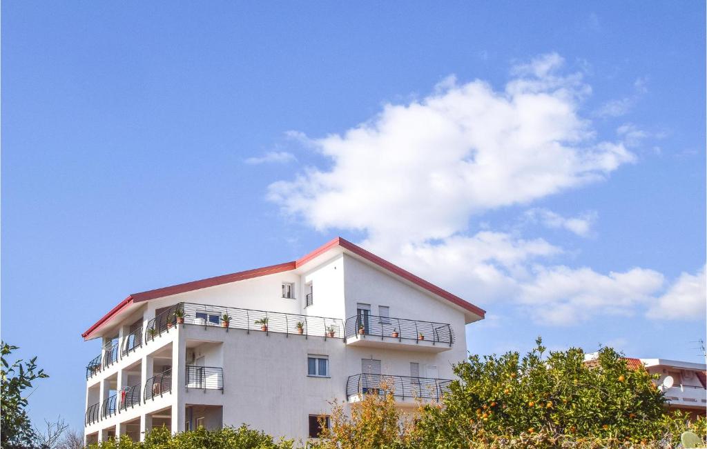 ein weißes Apartmenthaus mit blauem Himmel in der Unterkunft Amazing Apartment In Nicotera Marina With Wifi in Nicotera Marina