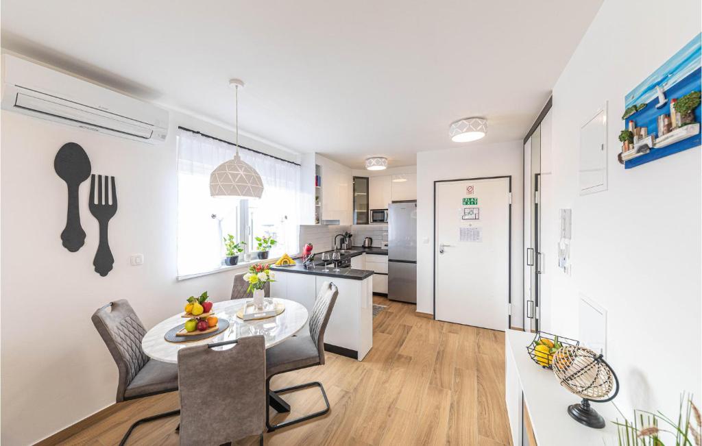 Kuchyňa alebo kuchynka v ubytovaní 2 Bedroom Nice Apartment In Trogir