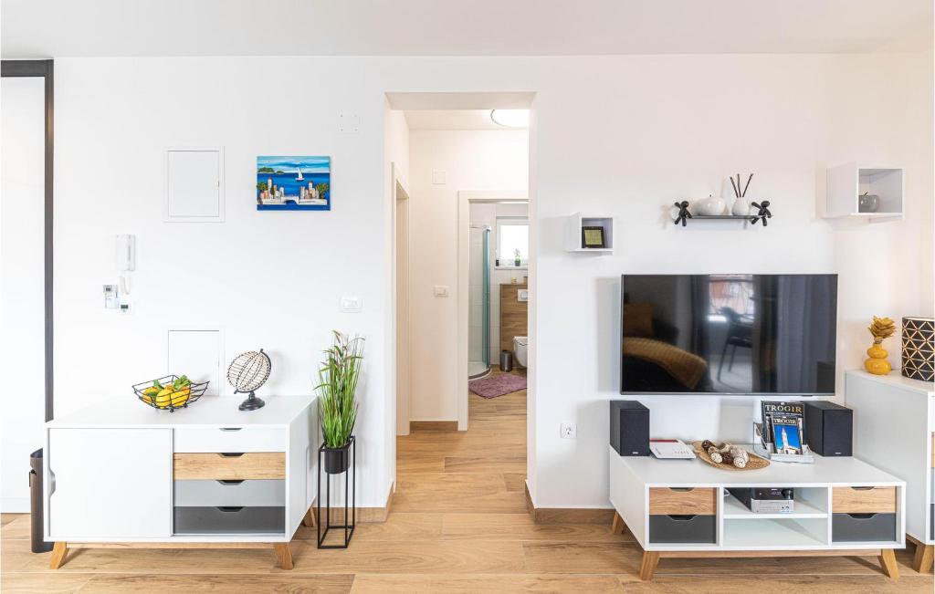 Televízia a/alebo spoločenská miestnosť v ubytovaní 2 Bedroom Nice Apartment In Trogir