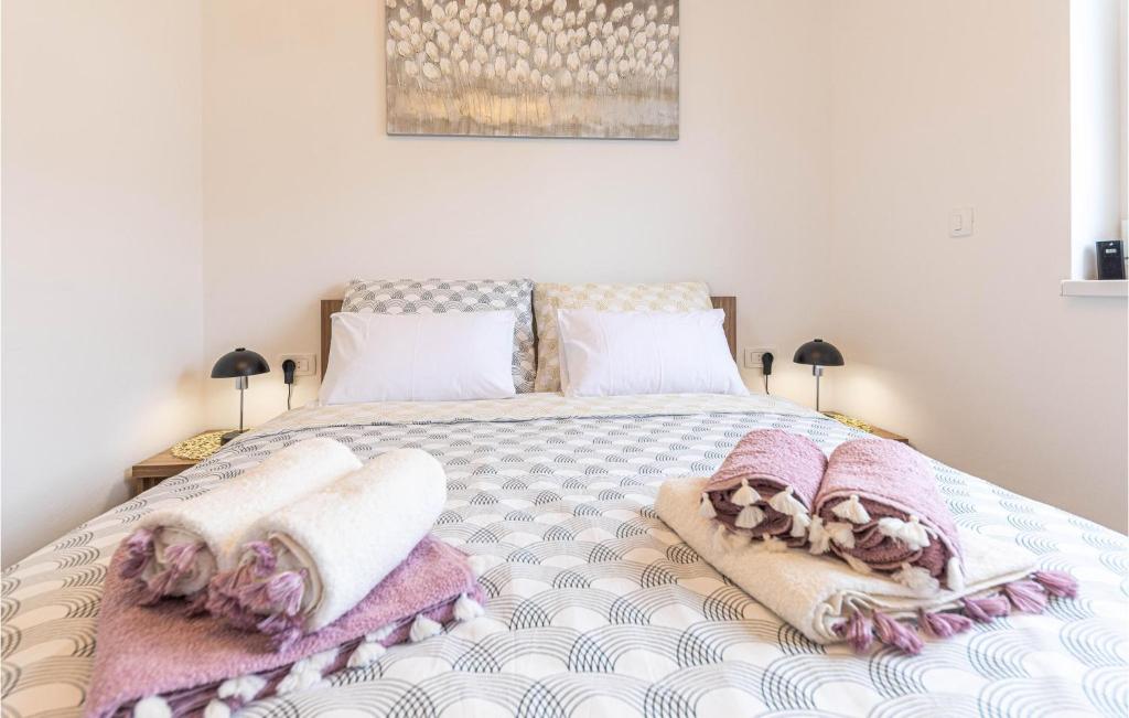 Posteľ alebo postele v izbe v ubytovaní 2 Bedroom Nice Apartment In Trogir