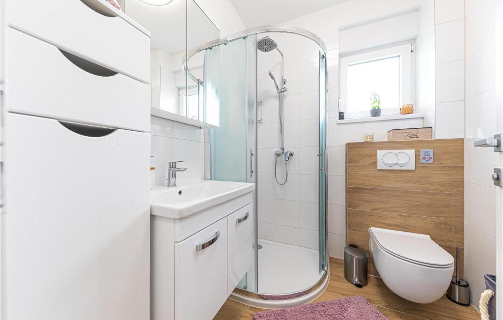 Kúpeľňa v ubytovaní 2 Bedroom Nice Apartment In Trogir
